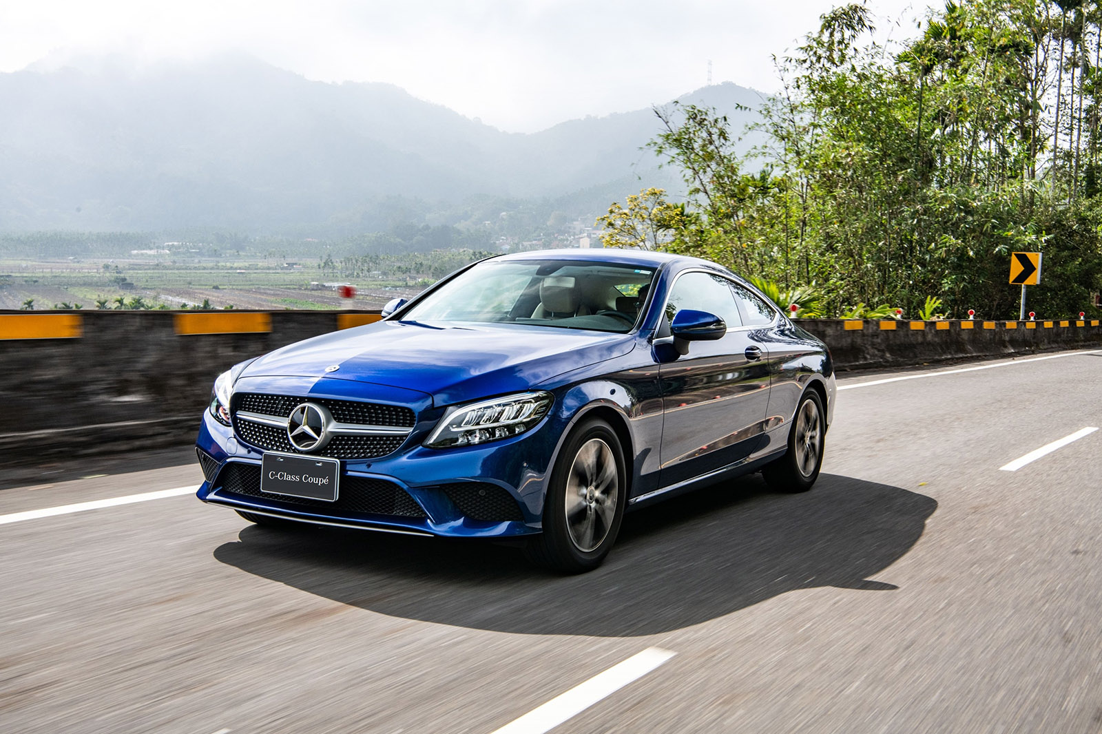 The new C-Class Coupé 雙門轎跑車家族，全面升級環景式內裝照明，並依車型不同升級輪圈，更搭載手機無線充電裝置